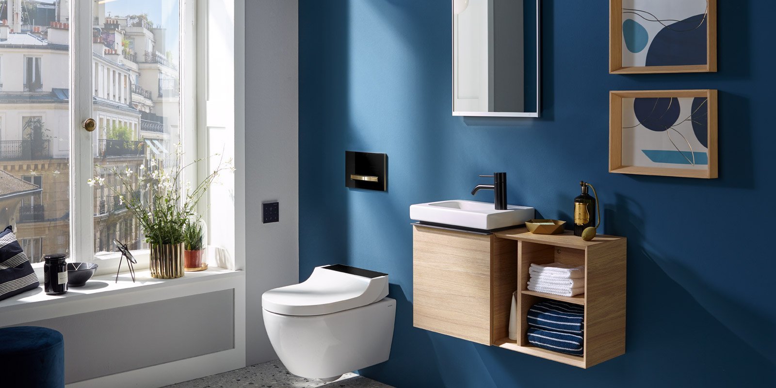 Ein Badezimmer mit einem Dusch-WC und einer blauen Wand