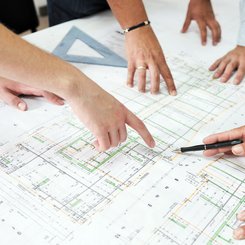 Eine Technische Zeichnung auf dem viele Hände zeigen