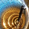 Ein Schweißer in einem Kanalbau Tunnel