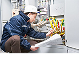 Elektriker bei der Arbeit Arbeiten an Schaltschränken gehört für den Elektriker dazu