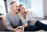 Paar auf dem Sofa Zufriedenheit beginnt bei uns